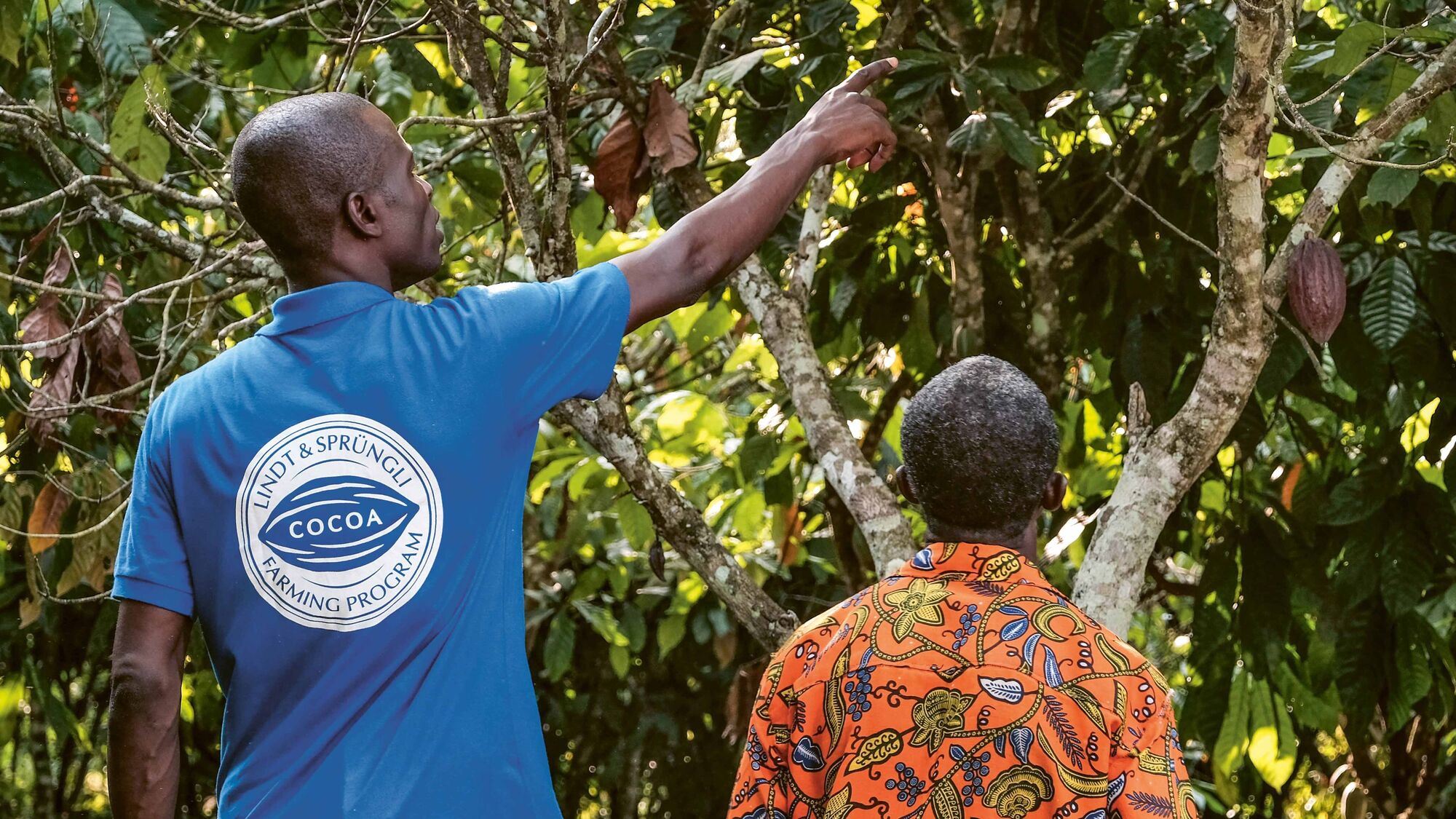 Lindt employee with a farmer in Ghana